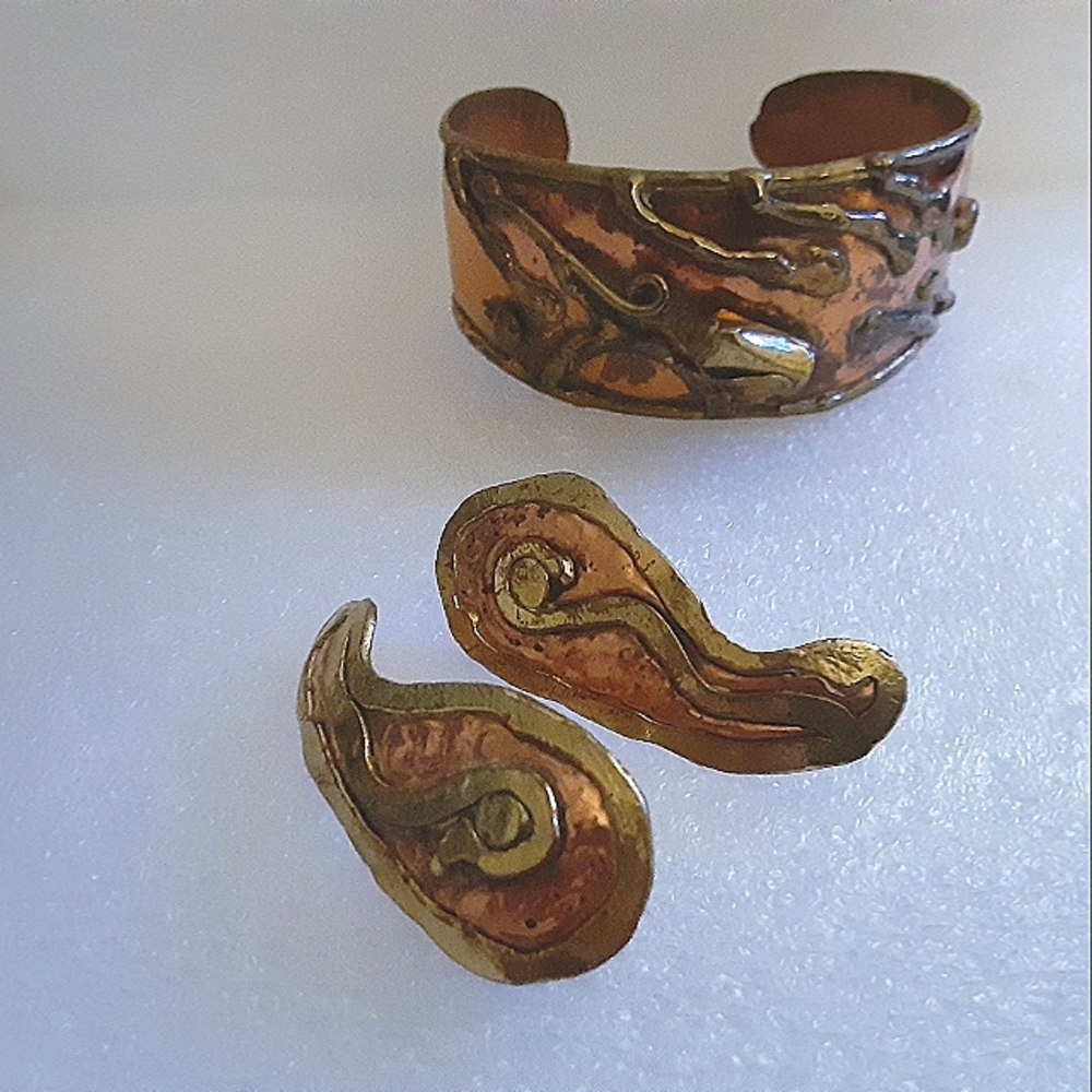 Elegant Copper-Toned Bracelet